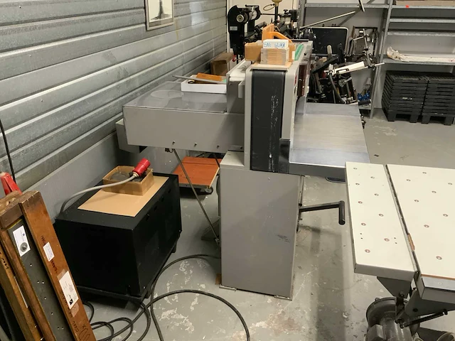 Horizon apc t160 papiersnijmachine met triltafel - afbeelding 4 van  11