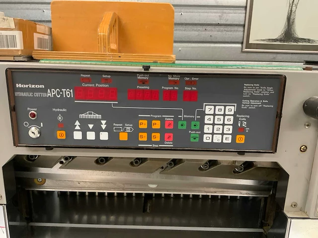 Horizon apc t160 papiersnijmachine met triltafel - afbeelding 6 van  11