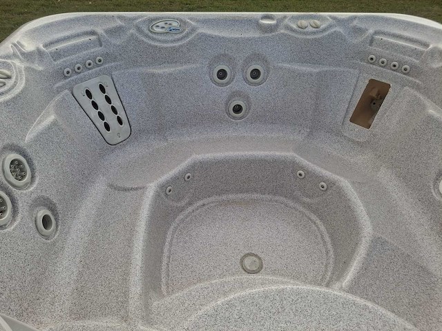 Hotspring 6 persoons jacuzzi en buitenspa - afbeelding 19 van  25