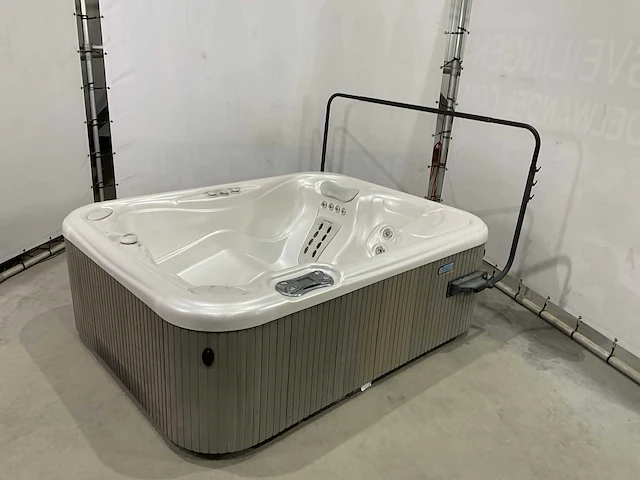 Hotspring jacuzzi buitenspa - afbeelding 17 van  20