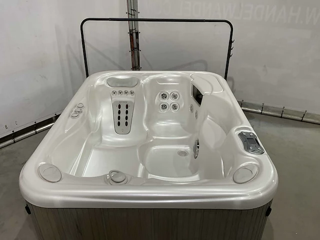Hotspring jacuzzi buitenspa - afbeelding 18 van  20