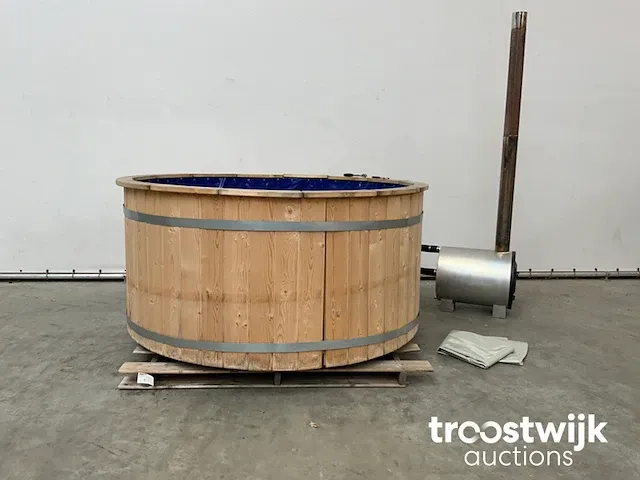Hottub - afbeelding 1 van  9