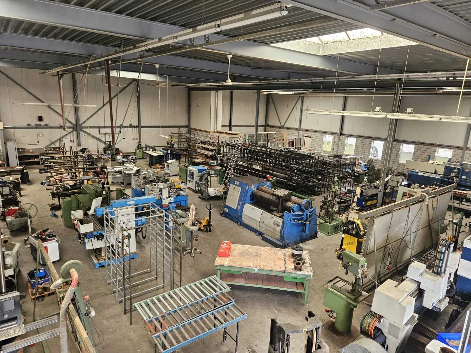 Hout- en metaalbewerkingsmachines afkomstig van diverse scholen en reorganisaties