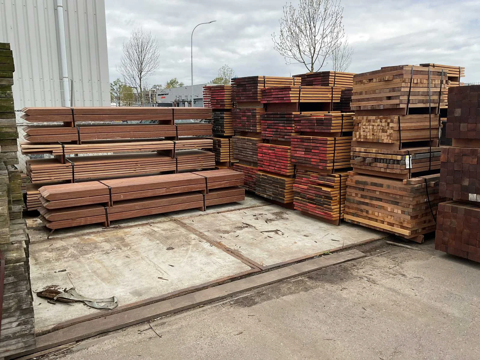 Houtbewerkingsmachines en houtpartijen wegens reorganisatie