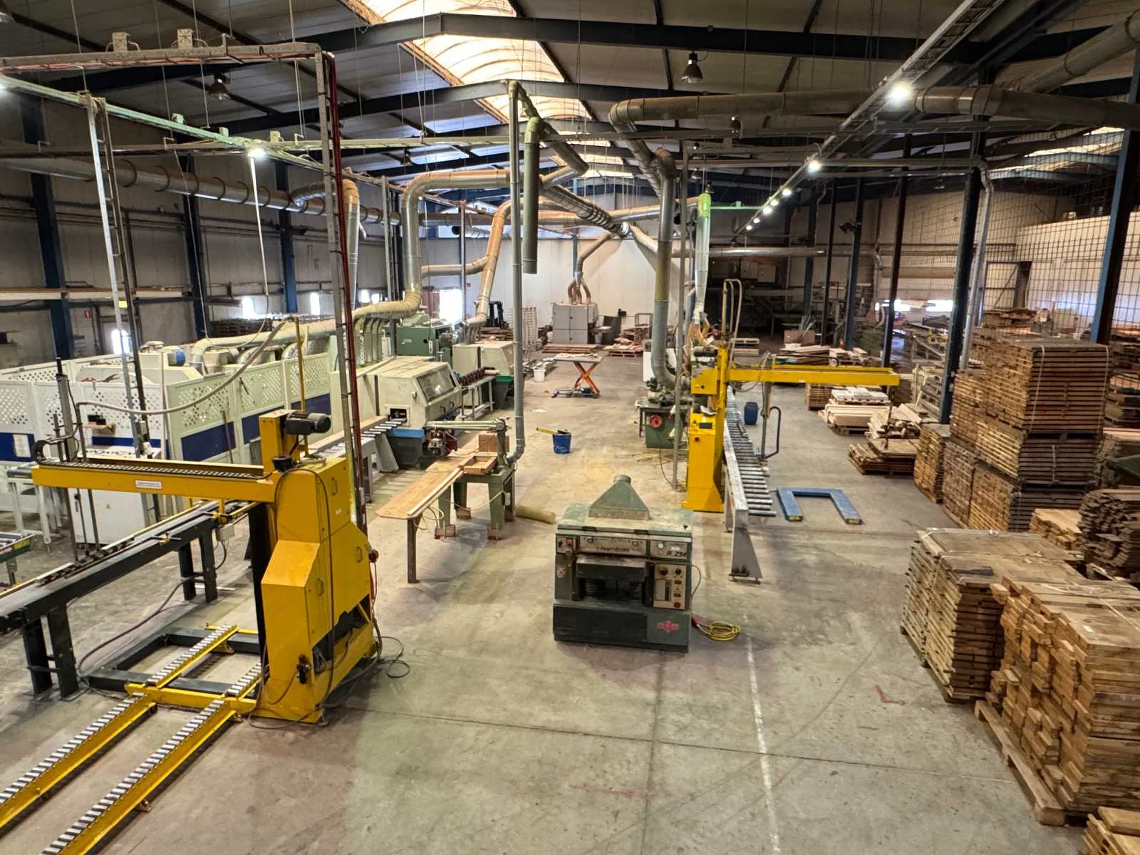 Houtbewerkingsmachines en houtvoorraad afkomstig uit faillissement parketfabriek van kesteren
