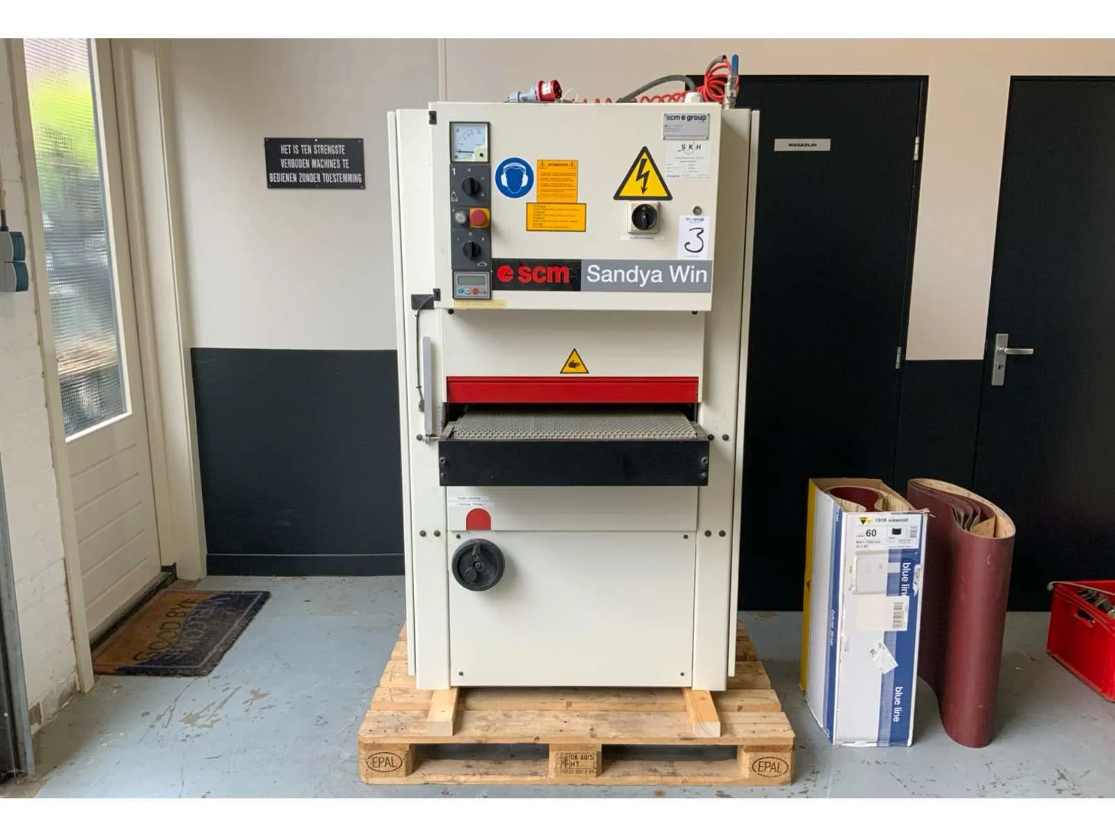 Houtbewerkingsmachines, gereedschappen en race simulatoren wegens herorganistie