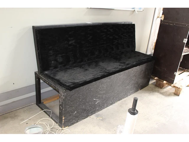 Houten bank met zwart fluwelen kussens. breedte 195 cm. - afbeelding 1 van  2