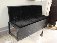 Houten bank met zwart fluwelen kussens. breedte 195 cm. - afbeelding 1 van  2