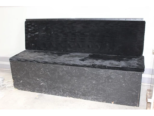 Houten bank met zwart fluwelen kussens. breedte 195 cm. - afbeelding 2 van  2