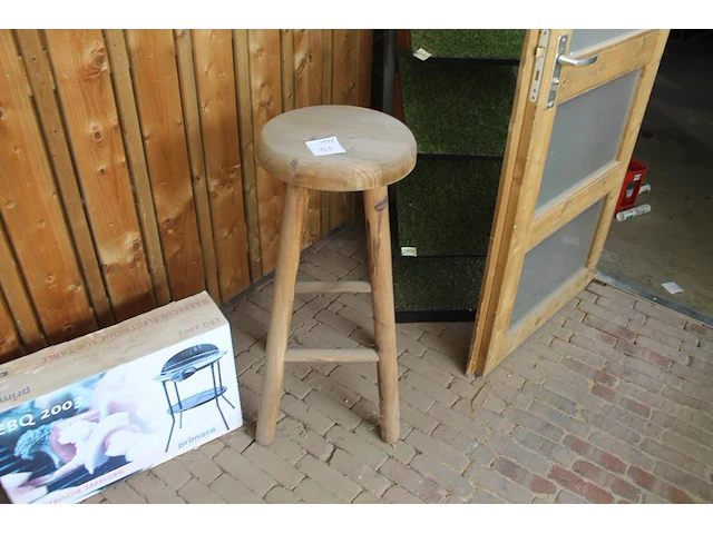 Houten bartafel met houten kruk. bartafel doorsnede 108cm. hoogte 115 cm. hoogte krukken 87 cm. - afbeelding 1 van  4