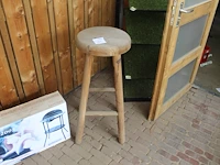 Houten bartafel met houten kruk. bartafel doorsnede 108cm. hoogte 115 cm. hoogte krukken 87 cm. - afbeelding 1 van  4
