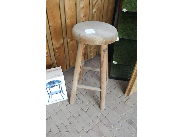 Houten bartafel met houten kruk. bartafel doorsnede 108cm. hoogte 115 cm. hoogte krukken 87 cm. - afbeelding 2 van  4