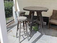 Houten bartafel met houten kruk. bartafel doorsnede 108cm. hoogte 115 cm. hoogte krukken 87 cm. - afbeelding 3 van  4