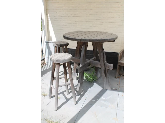Houten bartafel met houten kruk. bartafel doorsnede 108cm. hoogte 115 cm. hoogte krukken 87 cm. - afbeelding 4 van  4