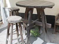 Houten bartafel met houten kruk. bartafel doorsnede 108cm. hoogte 115 cm. hoogte krukken 87 cm. - afbeelding 4 van  4