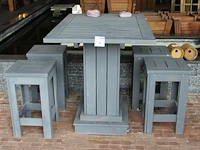Houten bartafel met vier houten krukjes. tafelafmeting 120 x 80 x 96 cm. - afbeelding 1 van  3