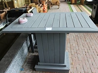 Houten bartafel met vier houten krukjes. tafelafmeting 120 x 80 x 96 cm. - afbeelding 2 van  3