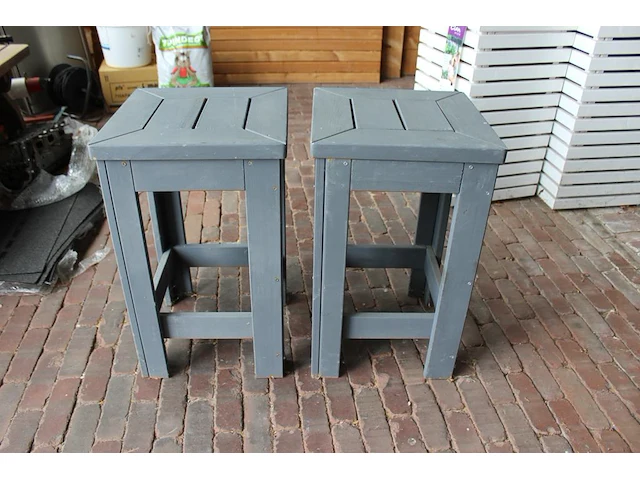 Houten bartafel met vier houten krukjes. tafelafmeting 120 x 80 x 96 cm. - afbeelding 3 van  3