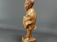 Houten beeld van een oosterse wijsgeer - afbeelding 3 van  5