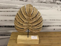 Houten blad op statief. hoogte 47 cm - afbeelding 1 van  2
