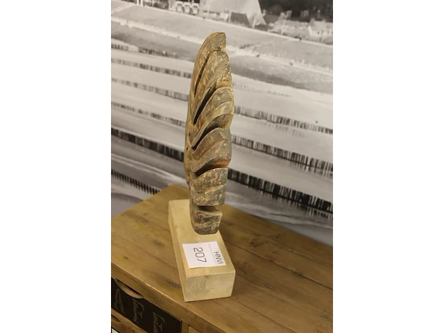 Houten blad op statief. hoogte 47 cm - afbeelding 2 van  2