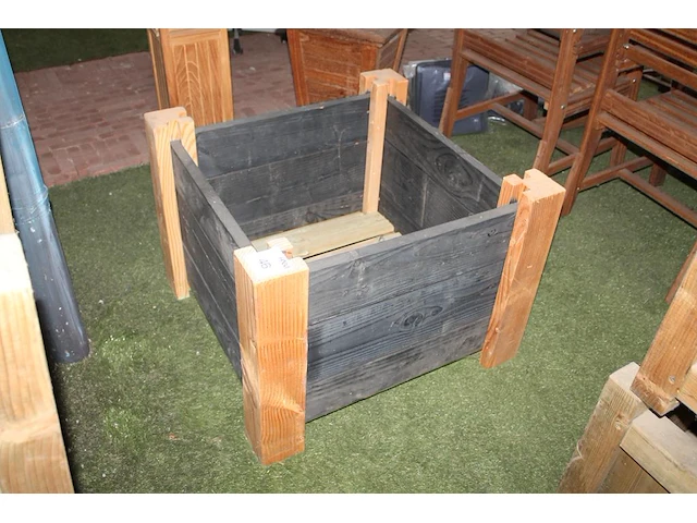 Houten bloembak. afmeting 76 x 76 x 56 cm. - afbeelding 1 van  2