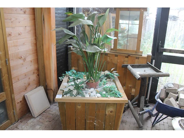 Houten bloembak gevuld met diverse kunstplanten. afmeting 90 x 90 x 63 cm. - afbeelding 1 van  3