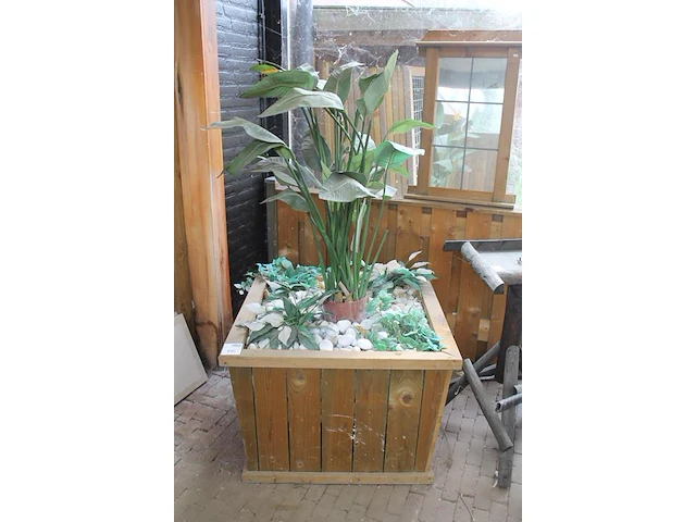 Houten bloembak gevuld met diverse kunstplanten. afmeting 90 x 90 x 63 cm. - afbeelding 2 van  3