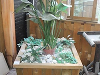 Houten bloembak gevuld met diverse kunstplanten. afmeting 90 x 90 x 63 cm. - afbeelding 2 van  3