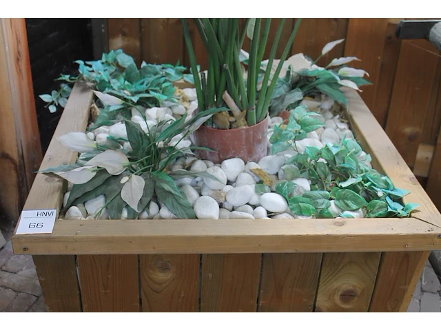 Houten bloembak gevuld met diverse kunstplanten. afmeting 90 x 90 x 63 cm. - afbeelding 3 van  3