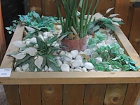 Houten bloembak gevuld met diverse kunstplanten. afmeting 90 x 90 x 63 cm. - afbeelding 3 van  3