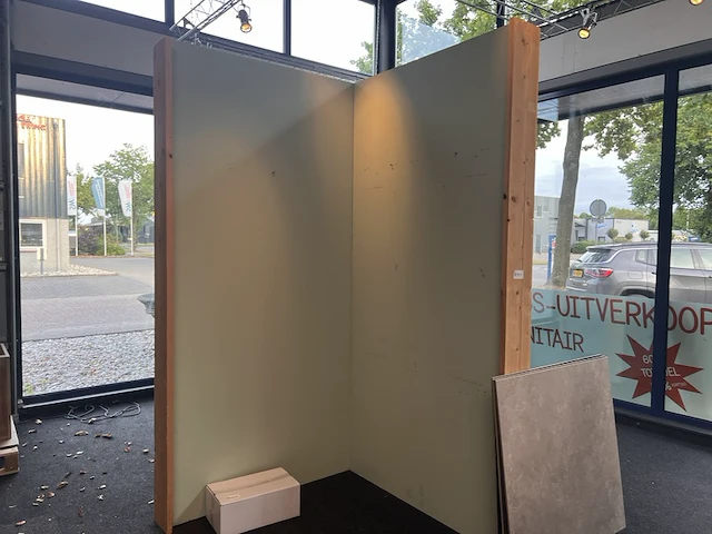 Houten bok voor showroom - afbeelding 1 van  4