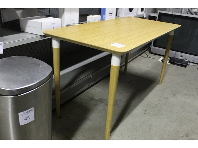Houten bureautafel ikea. afmeting 140 x 65 x 73 cm. margeproduct - afbeelding 1 van  2