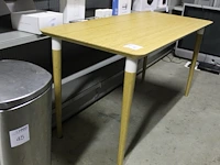 Houten bureautafel ikea. afmeting 140 x 65 x 73 cm. margeproduct - afbeelding 1 van  2