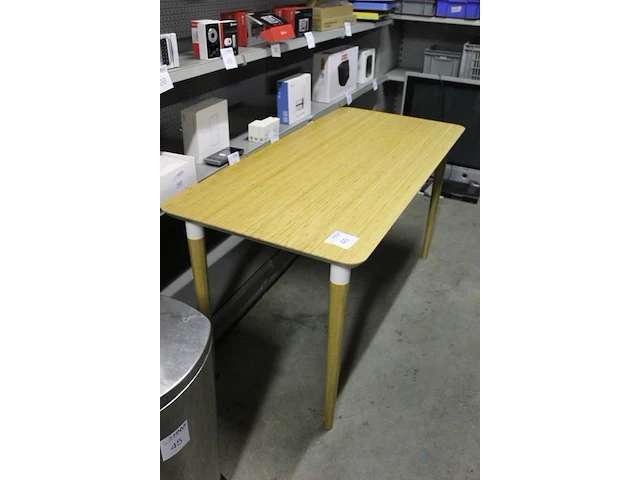 Houten bureautafel ikea. afmeting 140 x 65 x 73 cm. margeproduct - afbeelding 2 van  2