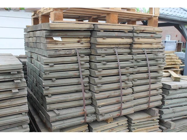 Houten damwand profielen op pallet, ruim 250 stuks, lengte 40cm. dikte 45mm. - afbeelding 1 van  3