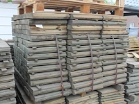 Houten damwand profielen op pallet, ruim 250 stuks, lengte 40cm. dikte 45mm. - afbeelding 1 van  3