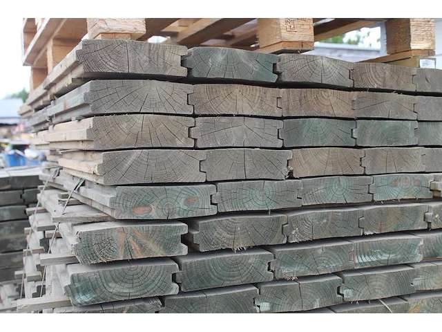 Houten damwand profielen op pallet, ruim 250 stuks, lengte 40cm. dikte 45mm. - afbeelding 2 van  3