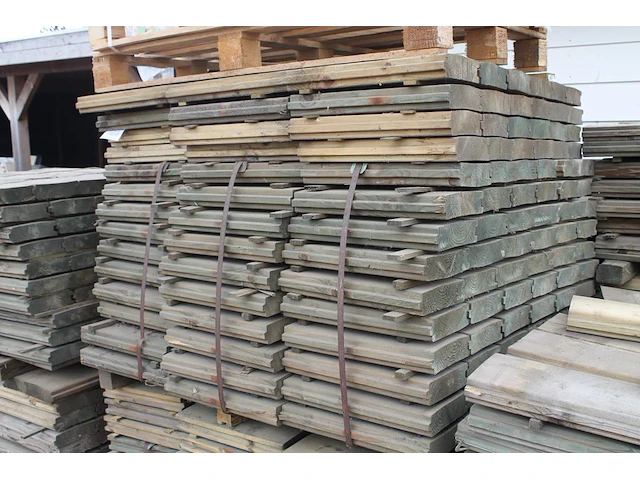 Houten damwand profielen op pallet, ruim 250 stuks, lengte 40cm. dikte 45mm. - afbeelding 3 van  3
