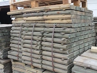 Houten damwand profielen op pallet, ruim 250 stuks, lengte 40cm. dikte 45mm. - afbeelding 3 van  3