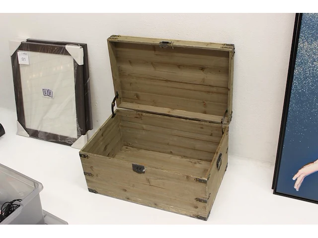 Houten decoratieve kist afm. 62 x 40 x 32 cm. - afbeelding 1 van  2