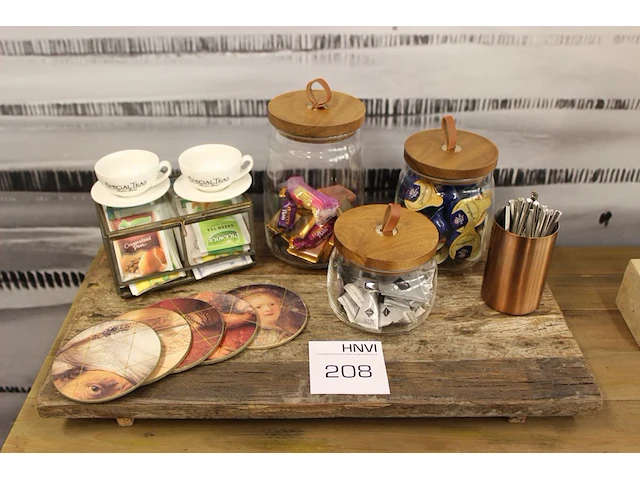 Houten dienblad met koffie en theeproducten - afbeelding 1 van  2