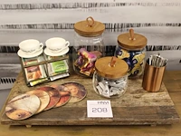 Houten dienblad met koffie en theeproducten - afbeelding 1 van  2