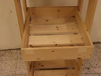 Houten display-kast op wielen - 65x47x75cm - afbeelding 4 van  5