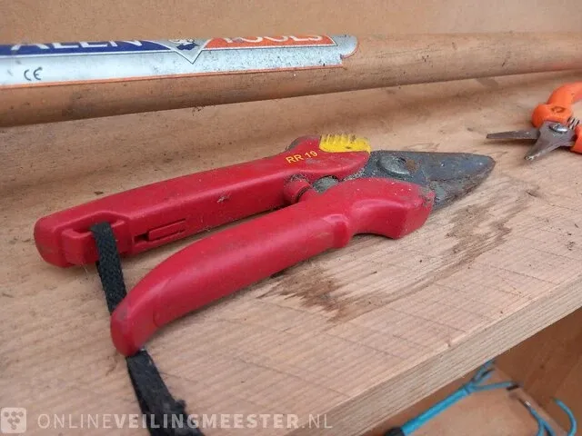 Houten dubbelzijdige kast met inhoud - afbeelding 3 van  18