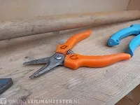 Houten dubbelzijdige kast met inhoud - afbeelding 4 van  18