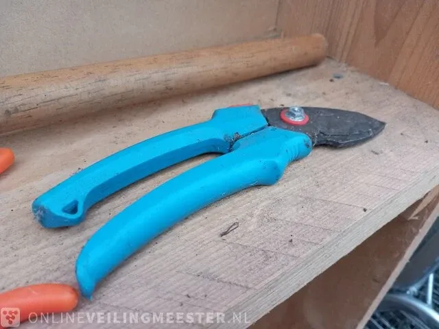 Houten dubbelzijdige kast met inhoud - afbeelding 5 van  18
