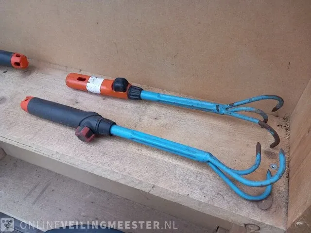 Houten dubbelzijdige kast met inhoud - afbeelding 6 van  18