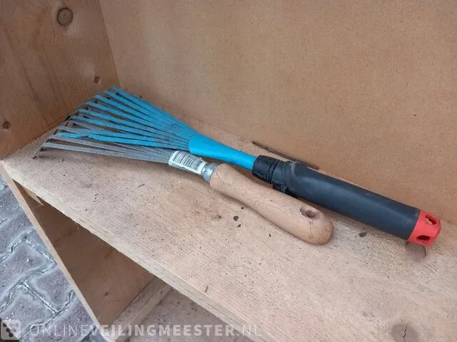 Houten dubbelzijdige kast met inhoud - afbeelding 7 van  18
