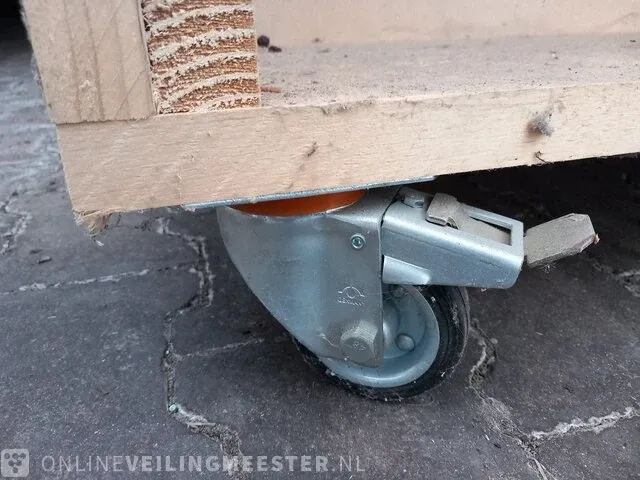 Houten dubbelzijdige kast met inhoud - afbeelding 10 van  18